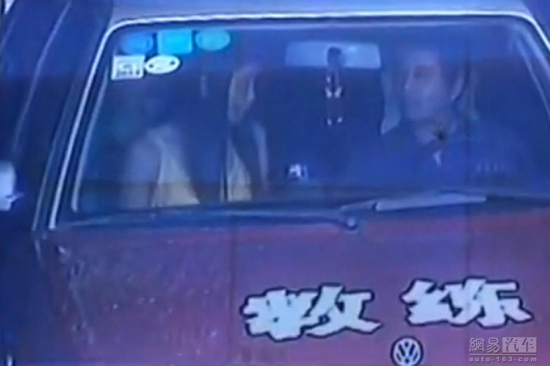 駕校教練與女學員車內激吻