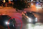 男子故意找茬踢車門 被年輕司機撞死