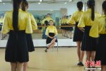 武漢紡織大學淑女班 軍訓穿高跟鞋訓練剪紙刺繡