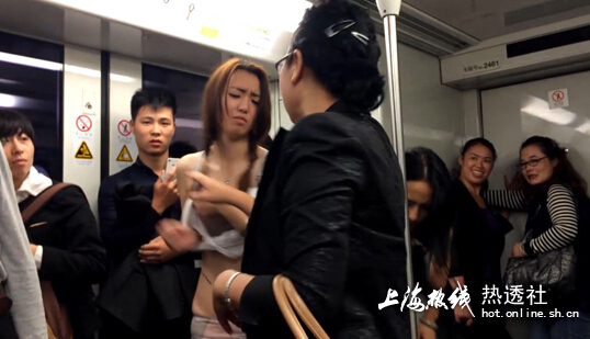 上海地鐵妙齡女當眾脫衣