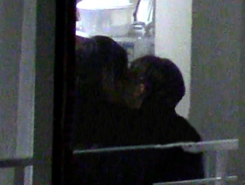 鋒菲公寓親吻畫面