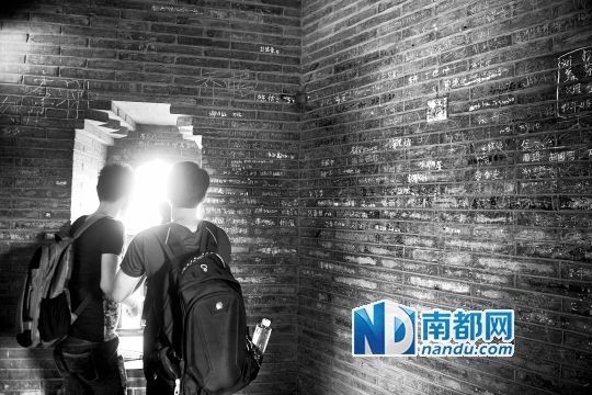 景區(qū)5萬陶瓷小人被拔光 墻上被刻滿字