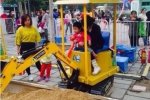 兒童挖掘機(jī) 北京朝陽(yáng)公園現(xiàn)多架兒童挖掘機(jī)