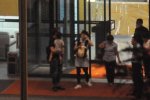 鄧超孫儷攜兒女現身上海虹橋機場
