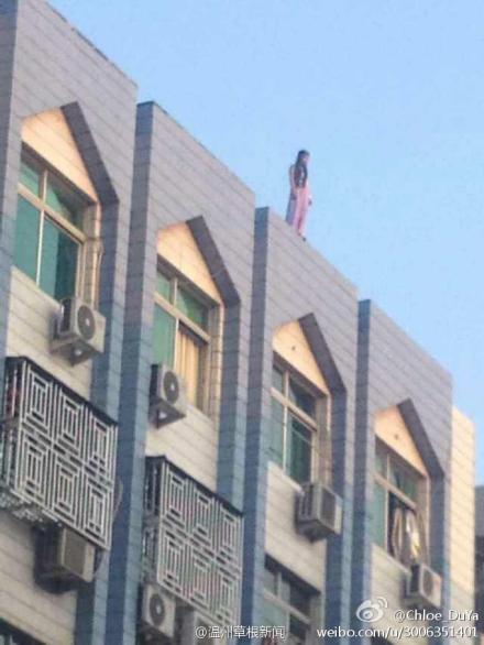 長(zhǎng)裙美女割脈后跳樓自殺