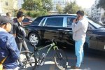 少年騎車剮蹭勞斯萊斯要賠十幾萬