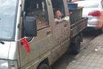 90后爸爸網(wǎng)吧打游戲 3歲女兒被鎖在車?yán)锟? class=