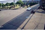 摩托車與汽車碰刮后漏油 摩托車駕駛員全身著火