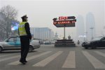 哈爾濱霧霾來襲 交警戴口罩執勤