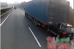 卡宴追尾大貨車被大貨車尾部卡住拖行數(shù)公里