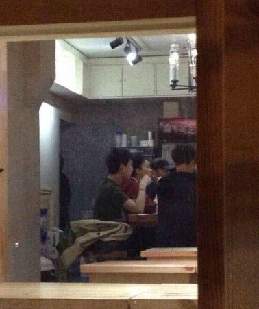 鋒菲包場吃麻辣燙