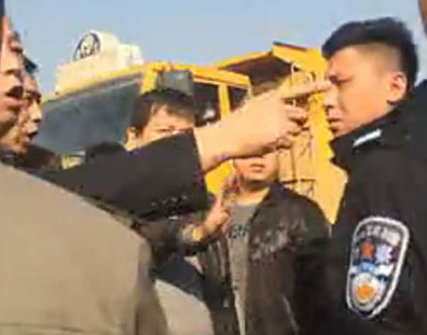 西安一村支書率眾毆打警察