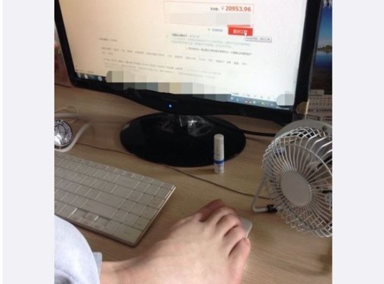 網(wǎng)購第一腳男子用腳下單