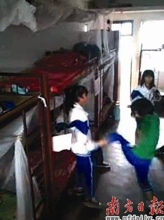 4名女生掌摑1女生