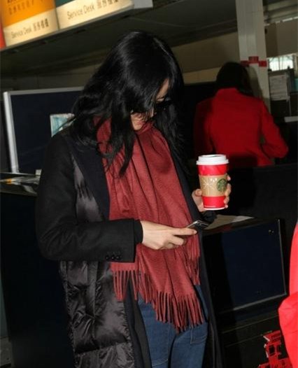 王菲低頭發(fā)短信