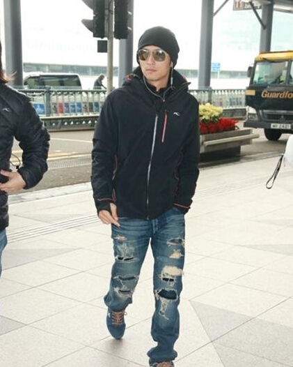 謝霆鋒隨后現(xiàn)身機(jī)場