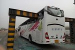天津大巴撞上限高桿車頂被橫切2人死亡多人受傷