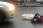車禍現場手機自拍 女子被車撞倒后還玩手機