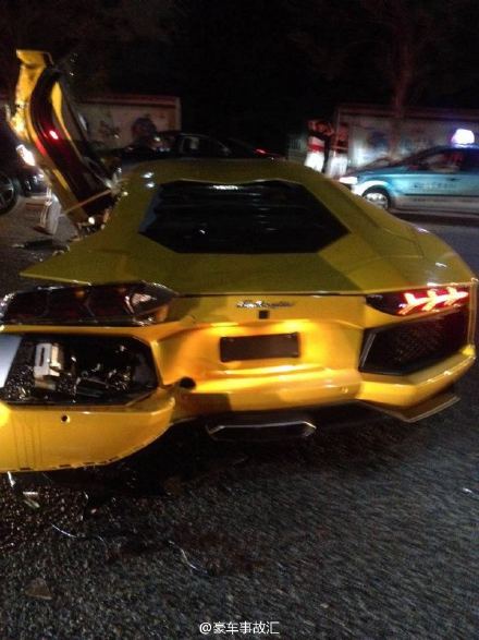 三亞市區豪車車禍