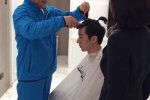 成龍為房祖名剪發 新年成龍給房祖名剪頭發