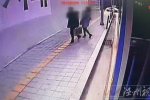 首爾路面坍塌 2月24日韓國首爾路面突然坍塌致兩人受