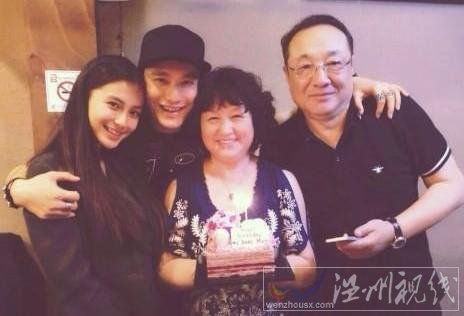 黃曉明和angelababy家人過(guò)節(jié)