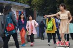 大學(xué)男生賣(mài)衛(wèi)生巾 男扮女裝賣(mài)衛(wèi)生巾月入過(guò)萬(wàn)