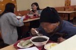 南京姑娘為行乞老太買飯 人美心善是真女神