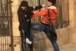 男子當街暴打女友被群毆 女友反替男友求情