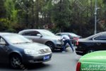 成都人民公園驚現男子自殺式碰瓷