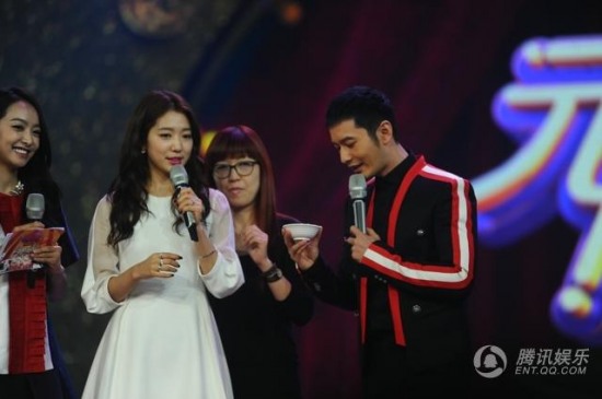 黃曉明和韓國女星樸信惠親密互動