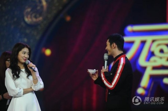 黃曉明和韓國女星樸信惠親密互動