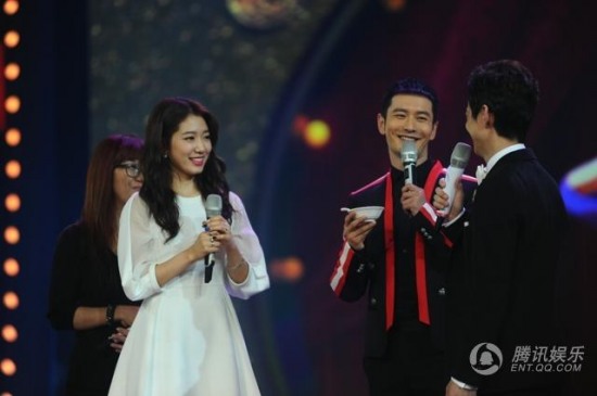 黃曉明和韓國女星樸信惠親密互動