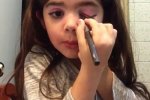 哥倫比亞一名5歲女孩教化妝