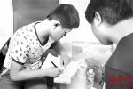 男生喝礦泉水變啞 礦泉水里加了粉筆末指甲油