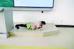 女教師遲到自罰俯臥撐 言傳身教立榜樣