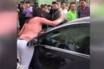 妻子血手砸丈夫車 怒罵丈夫包養(yǎng)女人玩學(xué)生