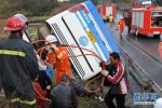 云南楚雄楚大高速車禍 一輛旅游大巴翻車造成8死2
