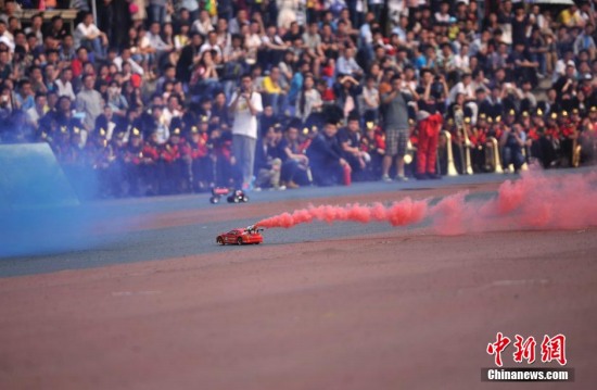 運動會開幕式玩穿越