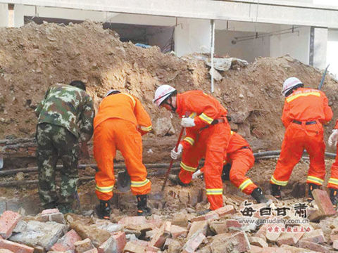 蘭州大風吹倒圍墻壓死1人壓傷8人