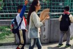 最霸氣女教師出游讓學(xué)生打傘 學(xué)生稱自愿打傘