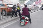 溫州街頭大媽自解衣扣稱交警非禮 還把交警打了