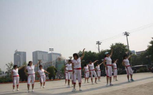大媽學(xué)跳蕭敬騰最新MV舞蹈
