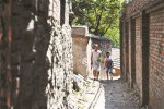 揭秘北京乞丐村 地鐵乞丐扮殘疾在北京買兩套房