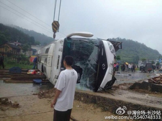 湖南旅游大巴側(cè)翻