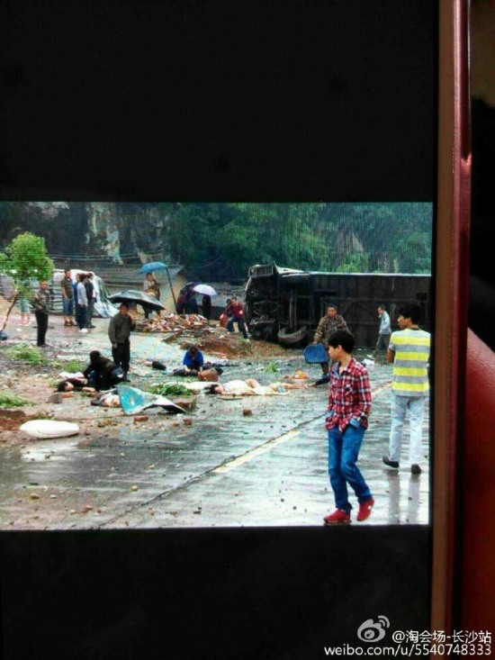 湖南旅游大巴側(cè)翻