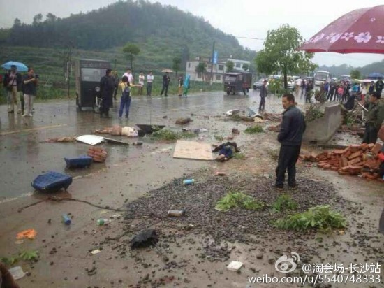 湖南旅游大巴側(cè)翻