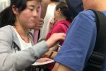 武漢地鐵丐幫女乞丐惹眾網友怒罵不要臉