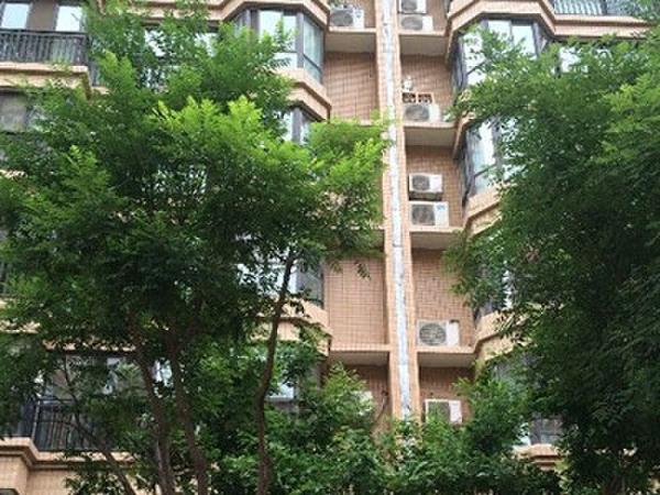 新郎為躲鬧洞房墜亡