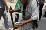103歲老人街頭乞討為補貼小兒子